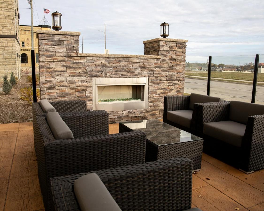 Cobblestone Hotel & Suites - Two Rivers Eksteriør bilde
